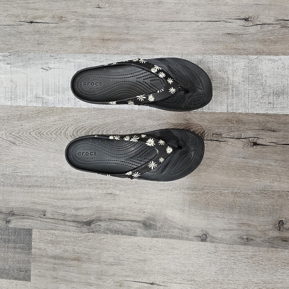Crocs Black Floral flip flop  Sandals - Picture 2 of 6